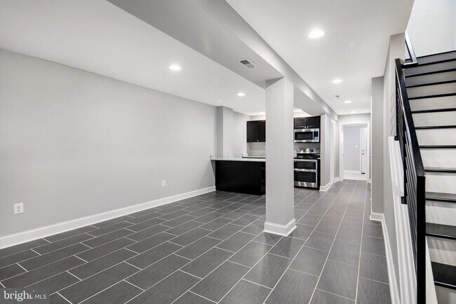 Photo - 225 Channing St NE