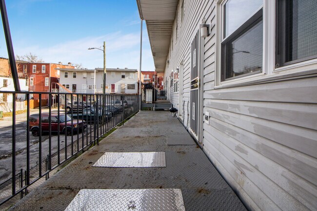 Outside - 1216 W Lafayette Ave Unidad C - Back Bedroom 2