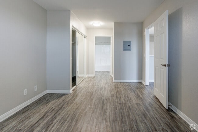 2BR, 2BA - 1050SF