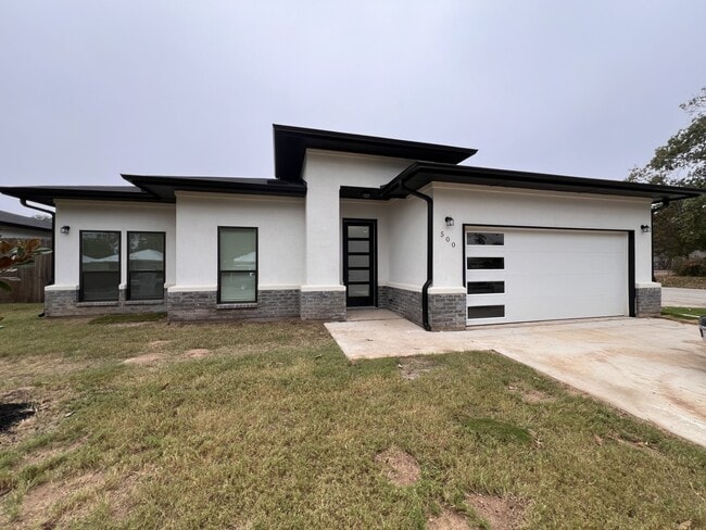 Building Photo - 506 E Bryson Ave