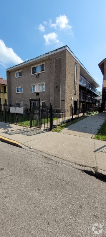Building Photo - 6933 S Jeffery Blvd Unit 302 Rental