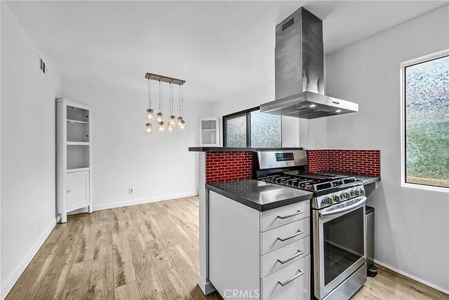 219 N Isabel St