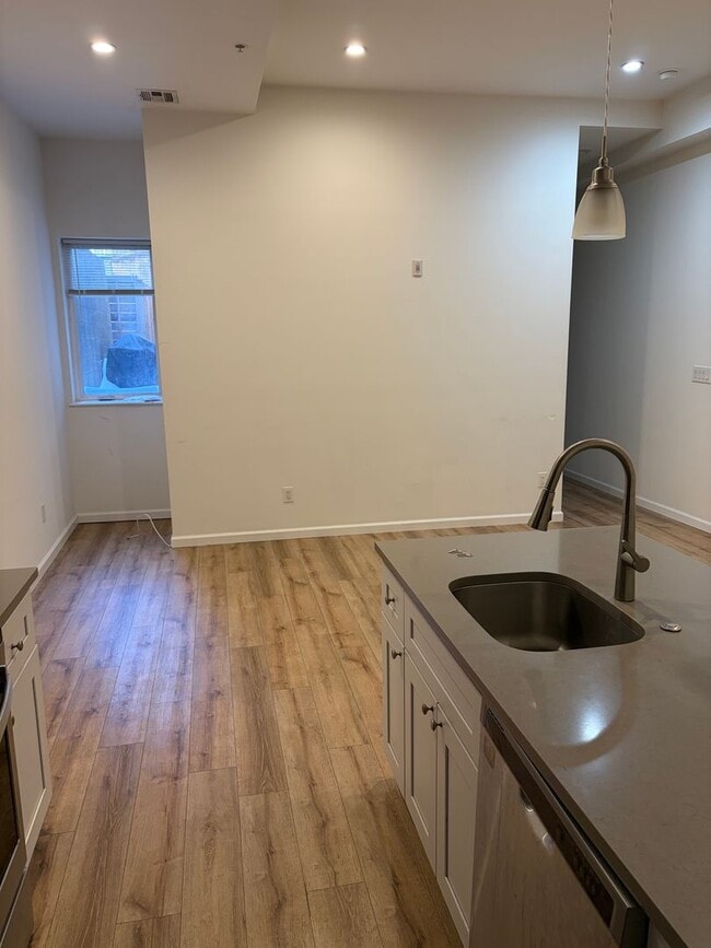 Building Photo - 737 S 4th St Unit 1A