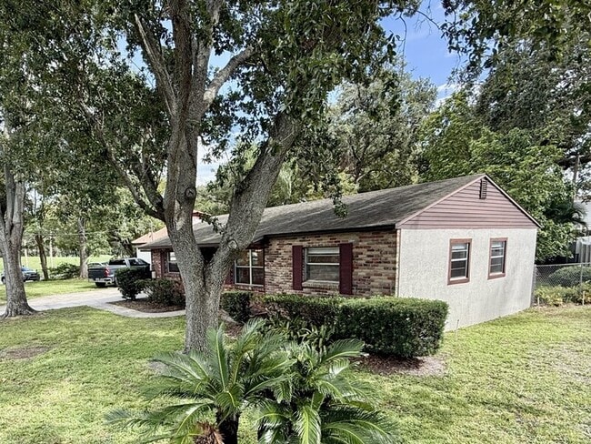 1502 W Country Club Dr