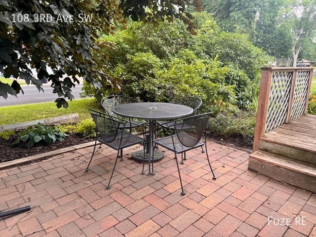 Photo - 108 3rd Ave SW