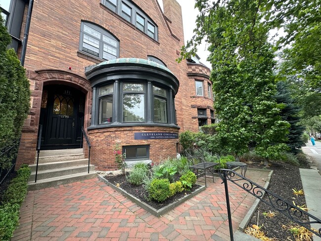 Building Photo - 3 Bed/2 Bath Duplex - Central A/C - In-Unit Laundry - 3 Parking Spaces