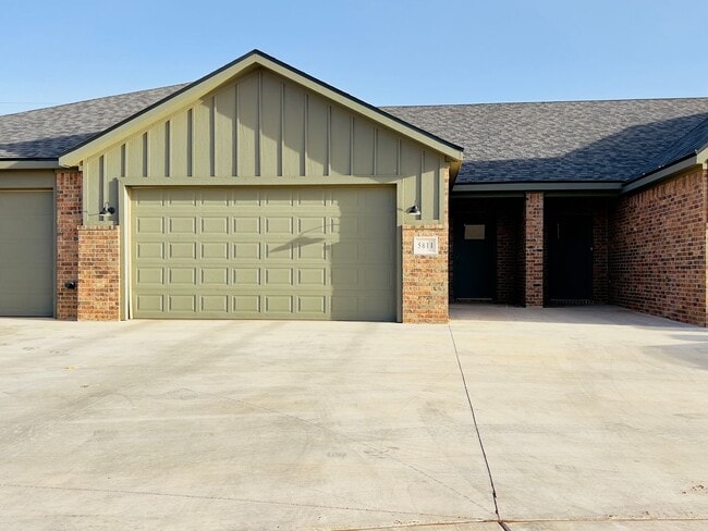 Building Photo - PRE-LEASING FOR A JULY MOVE-IN: Spacious 3-Bedroom Townhouse Near Texas Tech