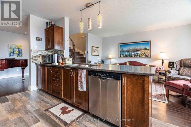 Photo - 640 Pepperville Crescent