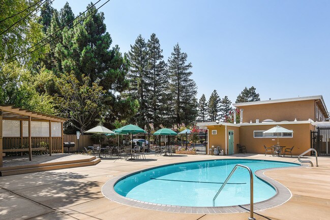 Photo - Town & Country Apartments