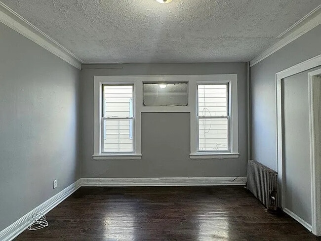 Building Photo - 416-418-418 Leslie St