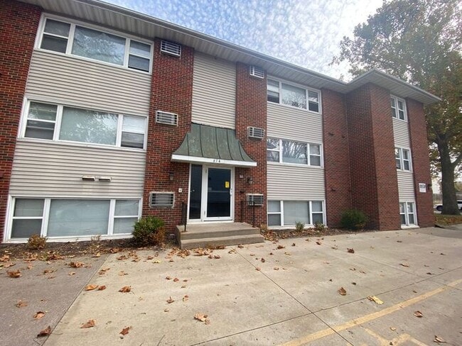 Building Photo - $1,300 | 2 Bedroom, 1 Bathroom Apartment |...