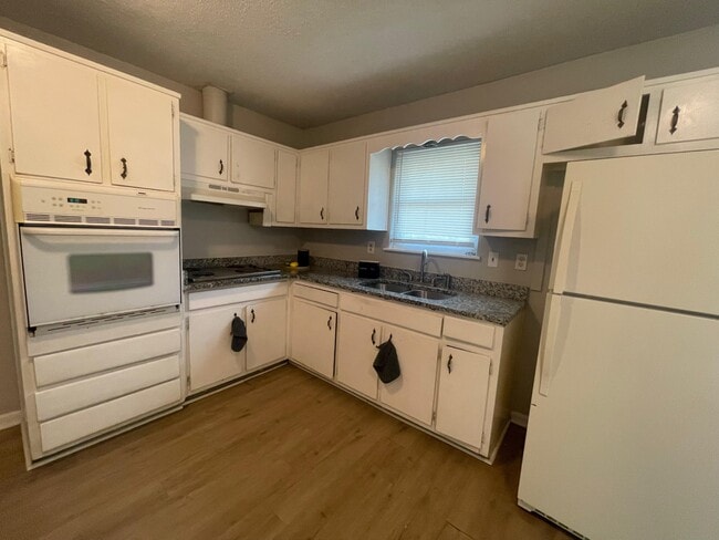 Photo - 606 Eastbrook Dr NW