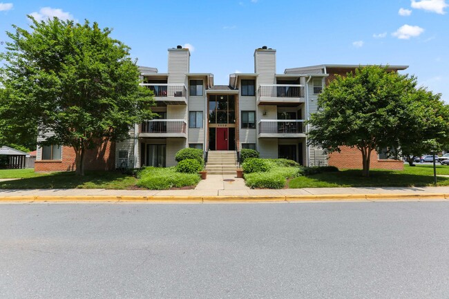 Building Photo - Charming Top Floor Condo with Pool View!! Unit 3D
