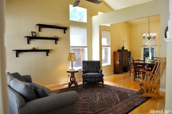 Photo - Comfortable Contemporary  Furnished home