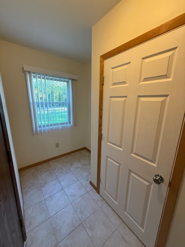 Front Entryway with Nook & Closet - Willow Glen Apartments