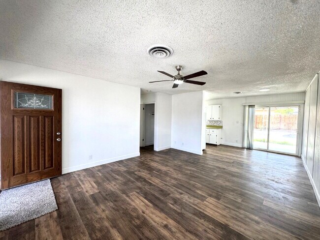 Photo - Freshly renovated 3 bed 2 bath single stor... Apartment