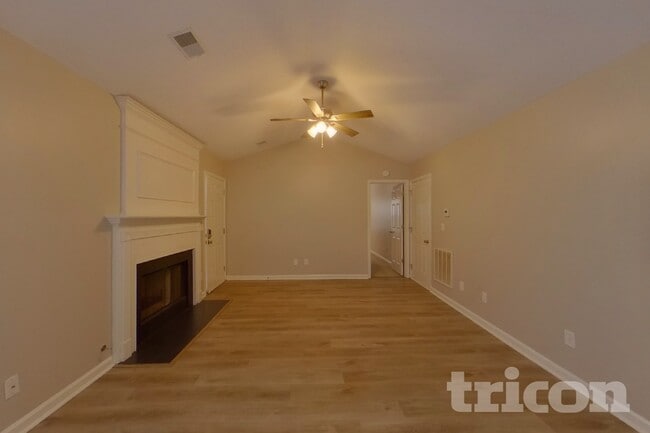 Photo - 562 Chisolm Way