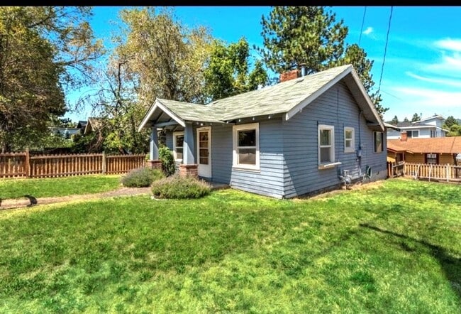 Building Photo - Charming West Side Bunglaow available now