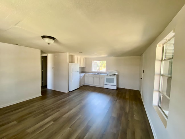 Photo - 415 Jasmine Ln