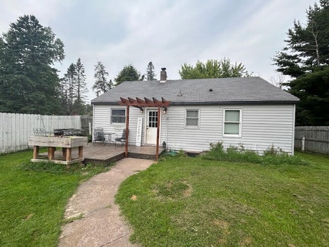 Building Photo - AVAILABLE NOW - 2 Bedroom, 1 Bath Two Harb... Rental