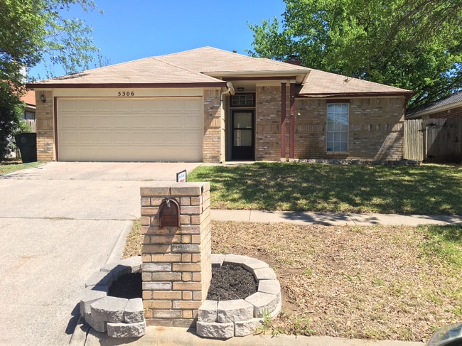 Building Photo - 5306 Trailview Dr Rental