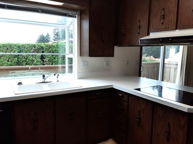 Photo - University Place Gem! 2 bedroom with Fireplace!