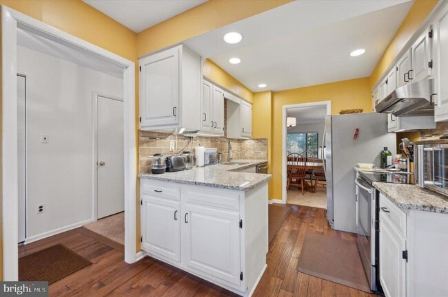 Photo - 921 Putnam Blvd