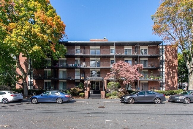 Building Photo - 45 Oval Rd Unit 46