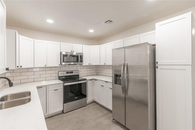 Photo - 568 Parkhill Cir