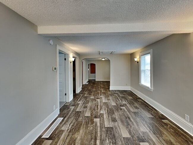 Photo - 2068 Reaney Ave E