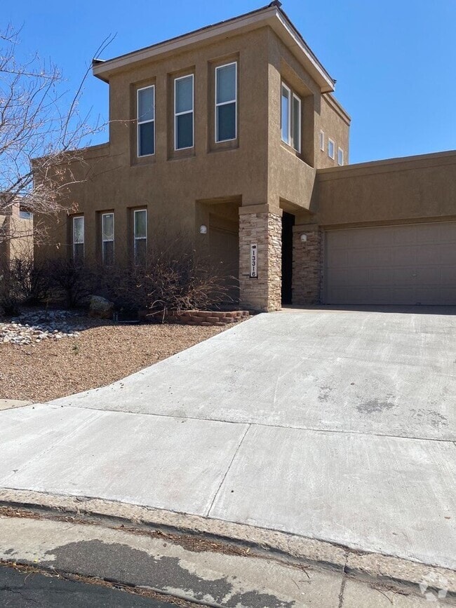 Building Photo - Beautiful 4 bedroom 3.75 bath in gated com... Rental
