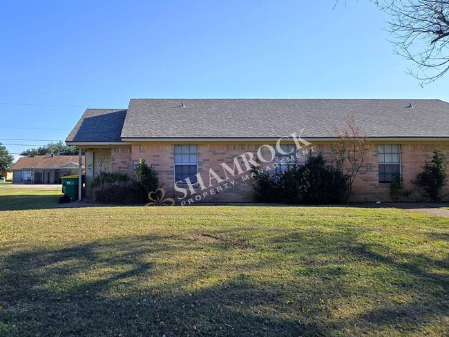 Building Photo - 2/2 Duplex near Hwy 77!