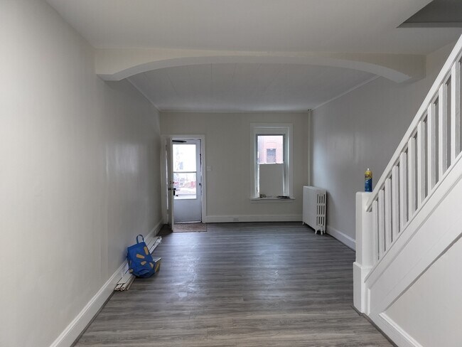 Photo - 547 Centre St