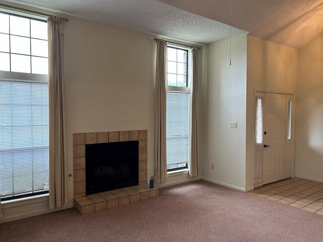 1225 Eaton Ln