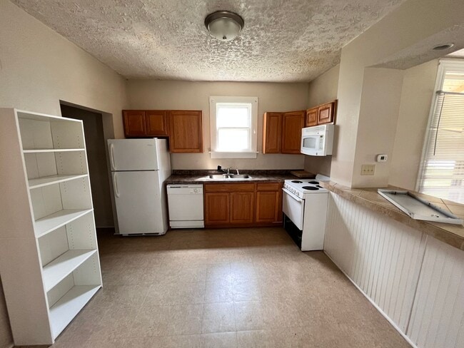 Photo - 3 Bedroom 2 Bath Located Near Campus