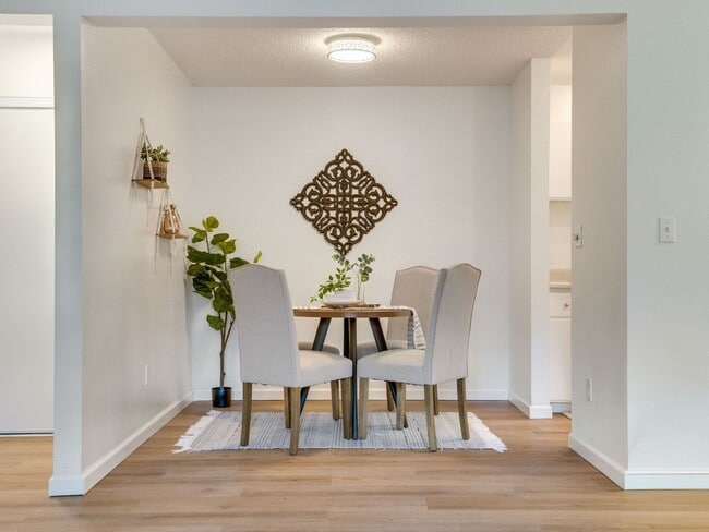 Photo - Cozy Condo Living in Tacoma's Desirable Highlands Community | Pool, Gym & Clubhouse Unidad Q106