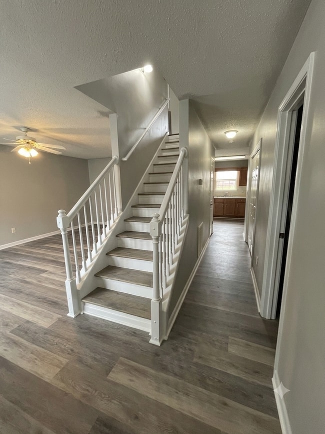 Building Photo - Charming Three Bedroom Columbia Townhome