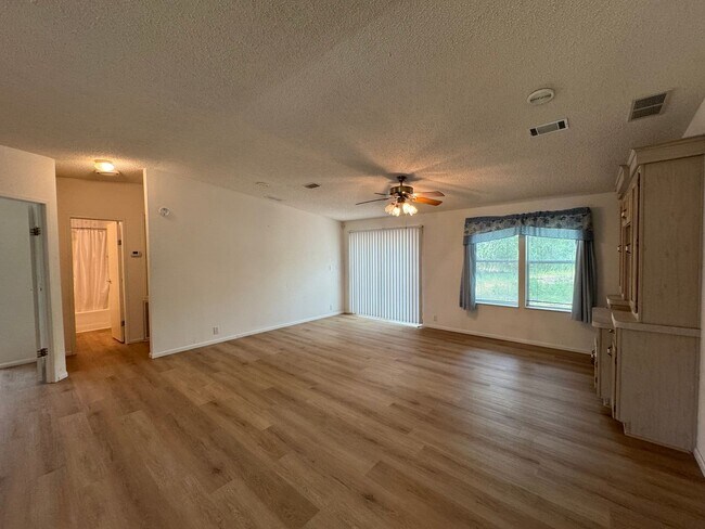 Photo - 2 Bedroom / 2 Bath Mobile Home with Office/Flex Space – Suwannee County (16th Street)
