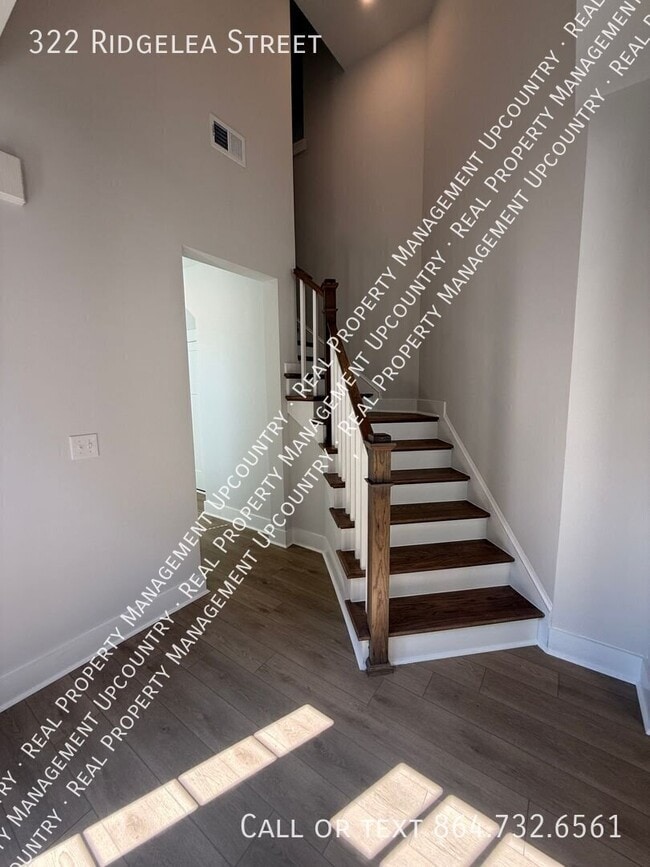 Photo - 322 Ridgelea St
