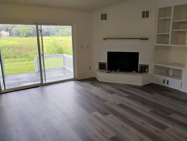 Family room with fireplace - 3058 Bayshore Dr
