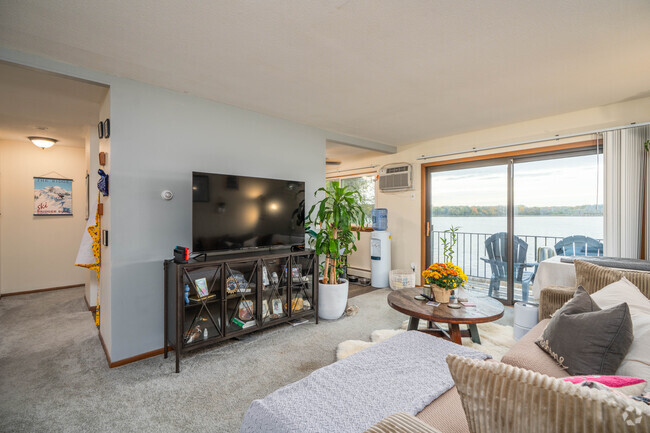 1BR, 1BA - 880SF - Living Room