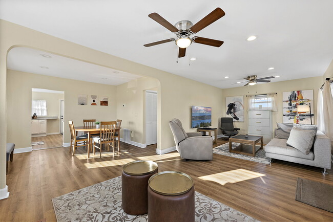 Photo - 126 E 43rd St