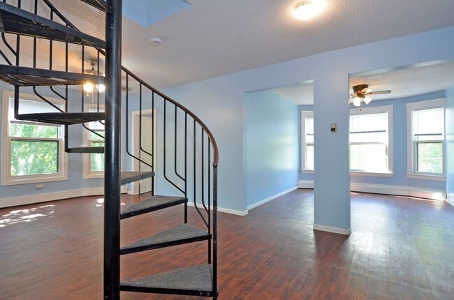 61 Delos St W Unit 4