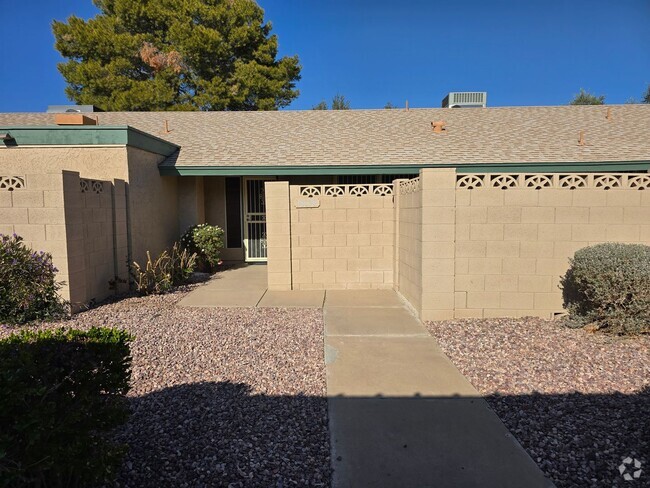 Building Photo - Newly renovated Bellair Golf Course Townhome