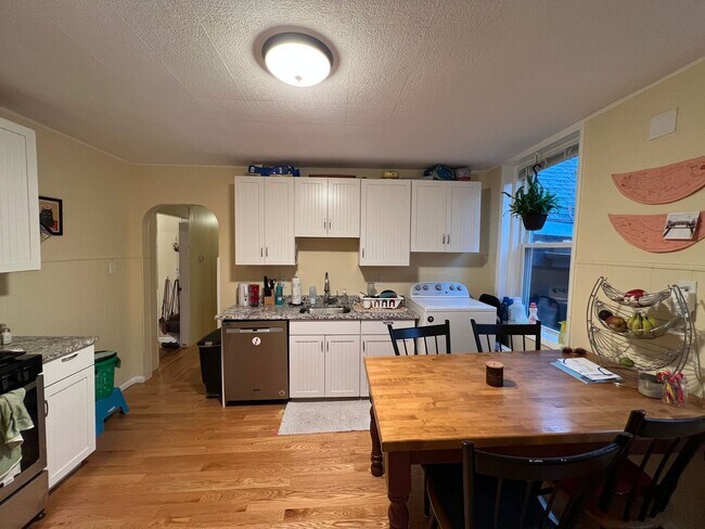 Photo - 9/1 Top floor 4BR/3BA on Somerville/Camb line!