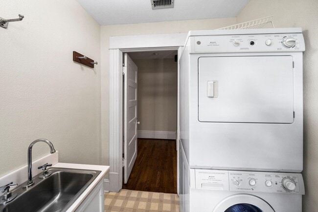 Photo - 1651 Cortlandt St