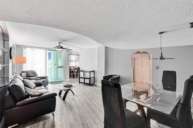 Photo - 100 Golden Isles Dr Unidad 815