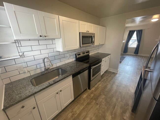 Spacious 3 Bedroom Home with Full finished... - Spacious 3 Bedroom Home with Full finished...