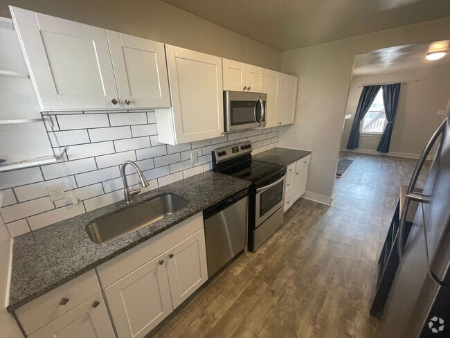 Building Photo - Spacious 3 Bedroom Home with Full finished...