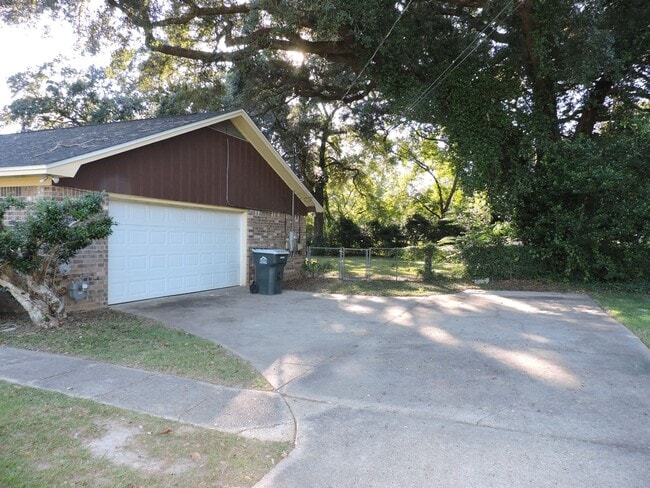 Photo - Convenient to interstate, schools & shopping!